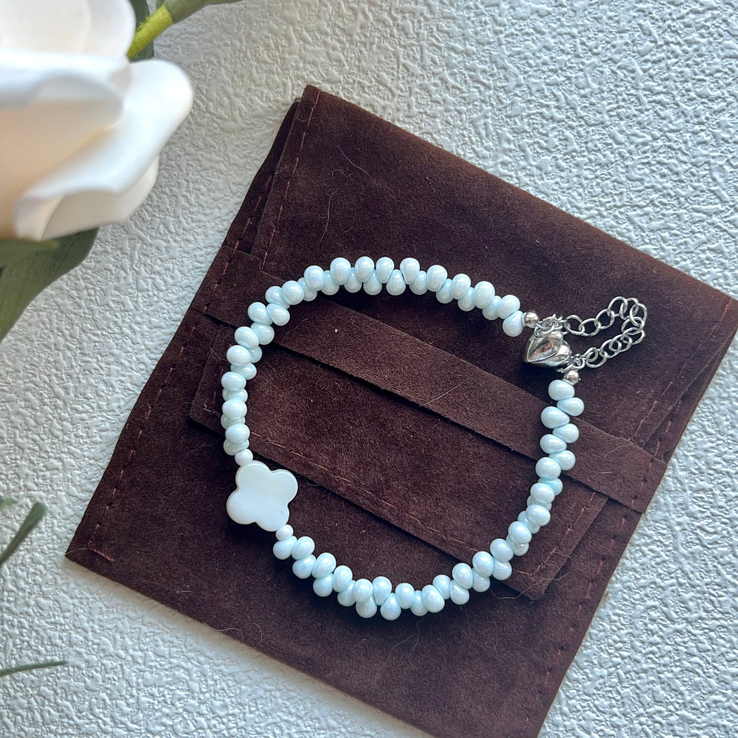 Sonnenbeschienenes Wiesen-Charm-Entspannungsarmband | Süßes Kleeblatt-Muschelarmband