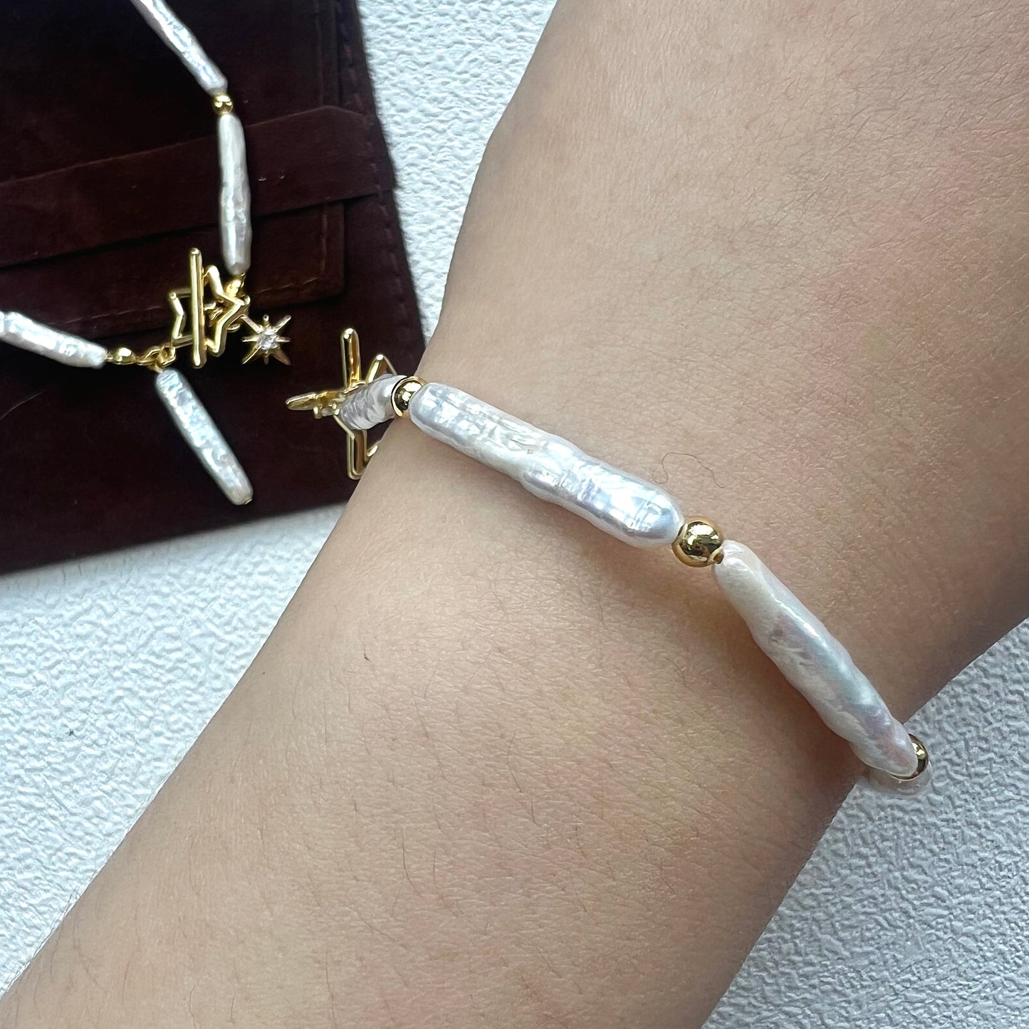 Das Milk Way Longing Perlenarmband | Natürliche Süßwasserperle mit goldenem Sternglanz