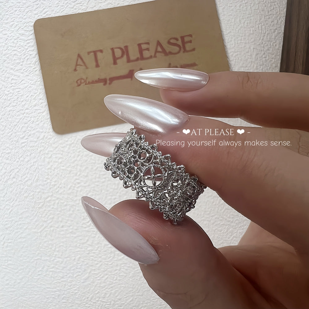 Geschnitzter durchbrochener Ring – Vintage Luxe Design