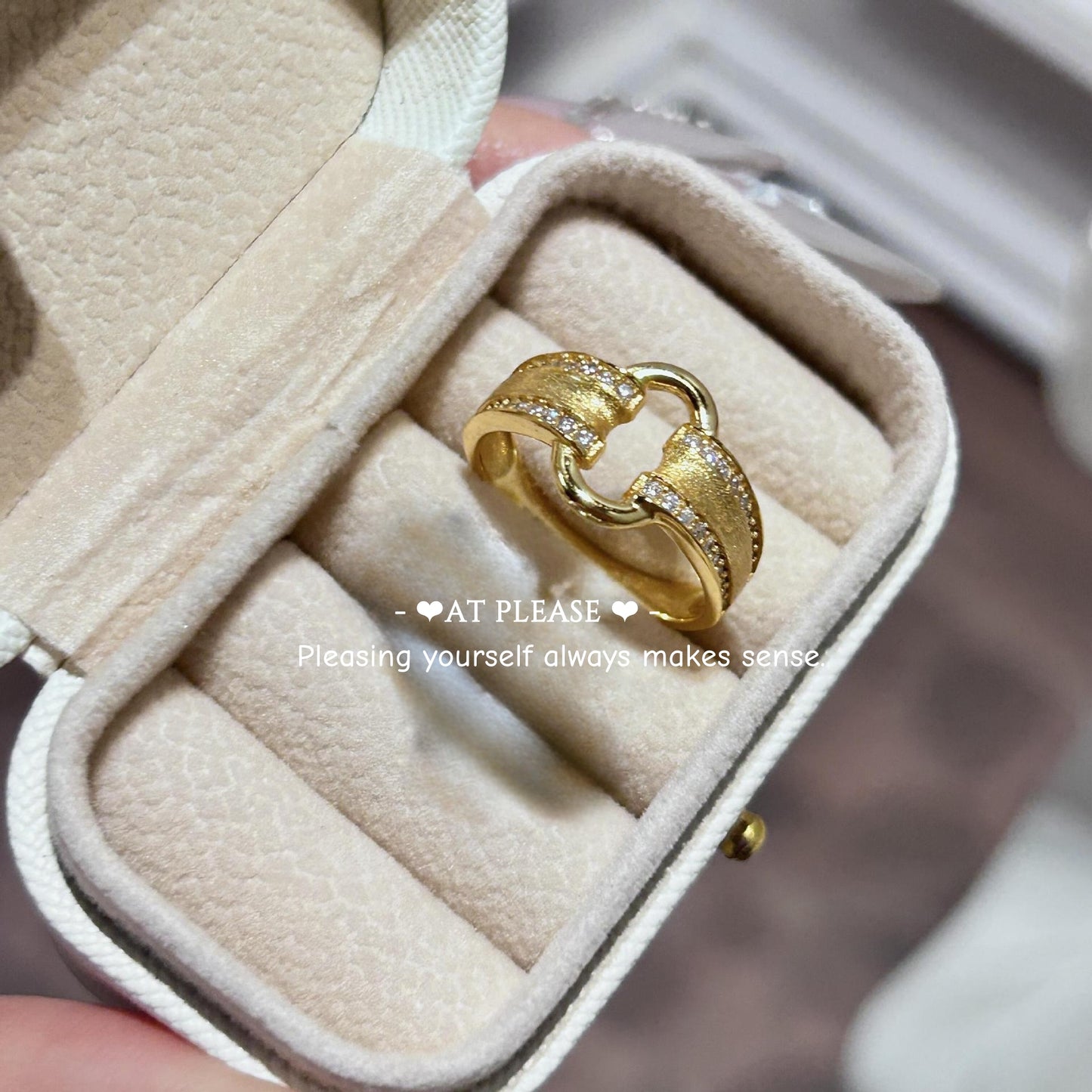 Satin O-Lock Ring – Old Money Vintage Minimalist Luxe