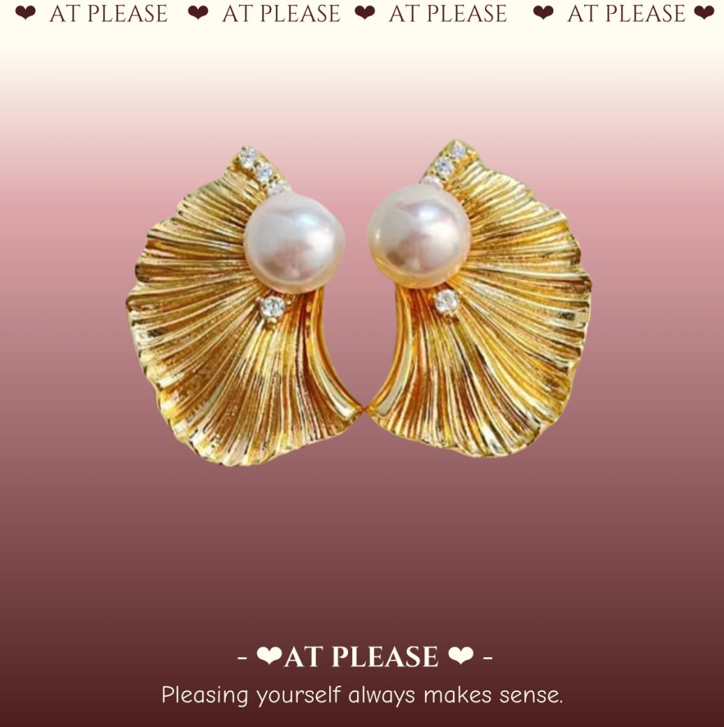 French Elegant Minimalist Freshwater Pearl Stud Earrings - S925 Pin -Fish Tail Design