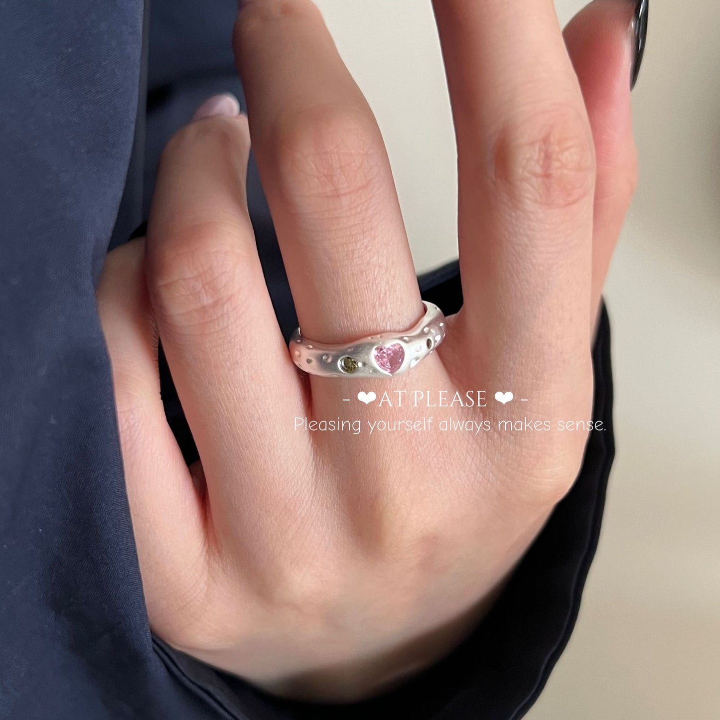 Asymmetrischer Herzring aus 925er Sterlingsilber mit rosa Zirkonia – schlicht, süß und lieblich