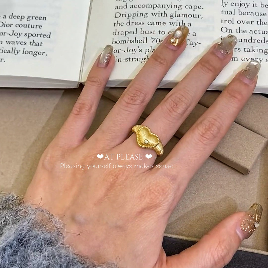 Gebürsteter Herzring mit Sweetheart-Motiv | Leichter Luxus & minimalistischer Stil