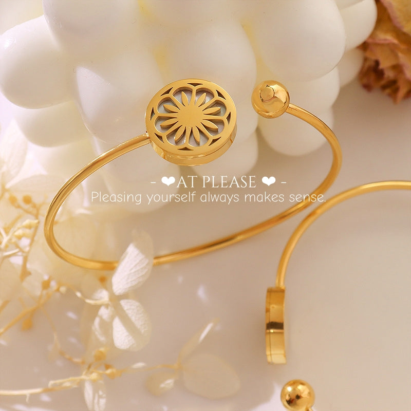 Mystisches französisches Gänseblümchen-Armband – Verstellbarer Titanstahl mit Muschelanhänger und anlaufgeschützter Oberfläche