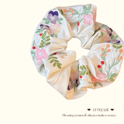 Süßes Satin-Haargummi mit Blumenstickerei | Voluminöses Haar-Accessoire für Mädchen