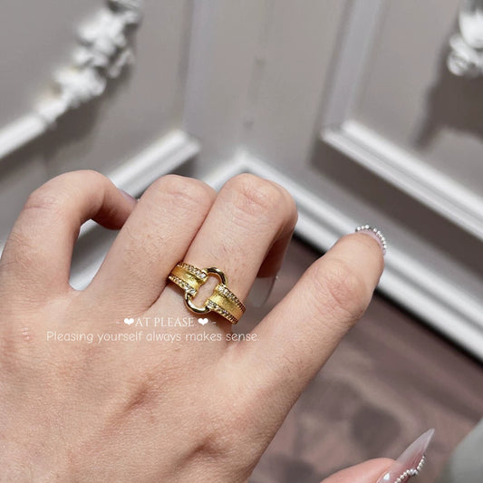Satin O-Lock Ring – Altes Geld Vintage Minimalistischer Luxus