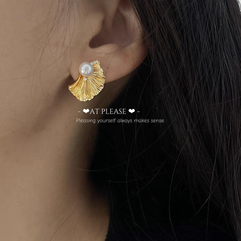 French Elegant Minimalist Freshwater Pearl Stud Earrings - S925 Pin -Fish Tail Design