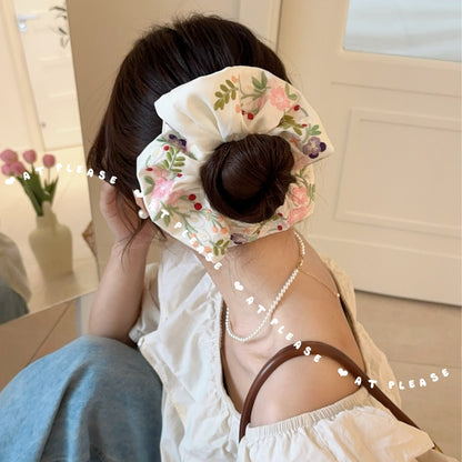 Süßes Satin-Haargummi mit Blumenstickerei | Voluminöses Haar-Accessoire für Mädchen