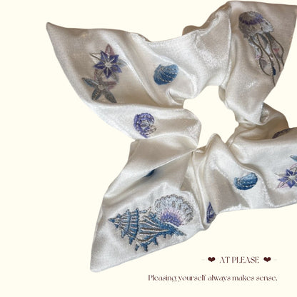 Quadratisches Haargummi im Ozean-Stil | Samt-Satin, luxuriös bestickt