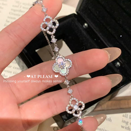 Adjustable chain and clover motif close-up
